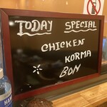 行徳ビリヤーニーハウス - スペシャルボードは入口そばにあります