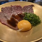 rojiurasakabatachinomigompoji - 国産牛三角バラ炙りユッケ 