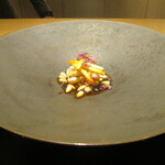 眞善美 - 真鱈の白子：北海道産 真鱈の白子は、新鮮でプリプリな張りがあり、とても濃厚なお味で クリーミーに感じます。底には 松の実が散りばめられ、上部にはキニラと梅の味付けがされた穂紫蘇が飾られており ガーリックソースでいただきます。