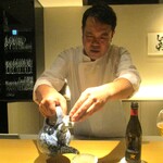 眞善美 - 頂湯（サンタン）：親鳥、金華ハム、豚のスネ肉で取った 黄金色の美しく透き通ったスープに トロリとした やわらか食感の上海蟹のワンタンが浮かべてあります。 くちの中をトゥルリッと入ってきます。スープもワンタンも美味しくて、何杯でもお替わりしたい気分にねりますネ！