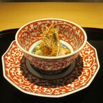 眞善美 - 三河錦爽鶏：三河錦爽鶏がとてもやわらかく仕上げられ、葱山椒のソースと 豆板醤に付け込んで発酵させた大豆のソースでいただきます。生姜、唐辛子の粉、松の実、ごま油 etc．で味付けがされ、上に葱細切りが綺麗に飾られています。四川料理らしい良い辛さで、熱々の白飯で食べてみたいですネ！