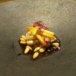 眞善美 - 真鱈の白子：北海道産 真鱈の白子は、新鮮でプリプリな張りがあり、とても濃厚なお味で クリーミーに感じます。底には 松の実が散りばめられ、上部にはキニラと梅の味付けがされた穂紫蘇が飾られており ガーリックソースでいただきます。