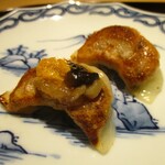 眞善美 - 餃子：上海蟹のカットされたもう一方は、スプーンで内子と蟹味噌をすくって この後に続いて提供される表面がカリッとした食感の餃子（2個）にのせていただきます。 こちらも間違いなく 美味しィ～！ ですネ。