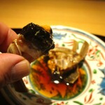眞善美 - 上海蟹の紹興酒漬け：上海蟹を甕古越龍山 陳年10年物で7日間漬け込んであります。 2つにカットされた内のひとつの足の部分を下にして 手に持って、甲羅の部分に入った内子と蟹味噌を押し出し、ソースと共にいただきます。ううゥ～ン！ 美味しィ～！ 至極のひと時です！ 