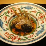 眞善美 - 上海蟹の紹興酒漬け：上海蟹を甕古越龍山 陳年10年物で7日間漬け込んであります。 2つにカットされた内のひとつの足の部分を下にして 手に持って、甲羅の部分に入った内子と蟹味噌を押し出し、ソースと共にいただきます。ううゥ～ン！ 美味しィ～！ 至極のひと時です！ 