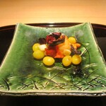 眞善美 - 伊勢海老：三重県南島町の1尾650ｇの立派な伊勢海老です。銀杏、カシューナッツ、唐辛子と共に四川料理らしい  彩りよく 辛味の効いたとても美味しい一皿です。