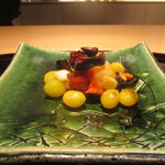 眞善美 - 伊勢海老：三重県南島町の1尾650ｇの立派な伊勢海老です。銀杏、カシューナッツ、唐辛子と共に四川料理らしい  彩りよく 辛味の効いたとても美味しい一皿です。