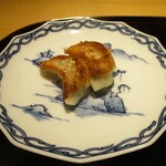 眞善美 - 餃子：上海蟹のカットされたもう一方は、スプーンで内子と蟹味噌をすくって この後に続いて提供される表面がカリッとした食感の餃子（2個）にのせていただきます。 こちらも間違いなく 美味しィ～！ ですネ。