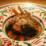 眞善美 - 上海蟹の紹興酒漬け：上海蟹を甕古越龍山 陳年10年物で7日間漬け込んであります。 2つにカットされた内のひとつの足の部分を下にして 手に持って、甲羅の部分に入った内子と蟹味噌を押し出し、ソースと共にいただきます。ううゥ～ン！ 美味しィ～！ 至極のひと時です！ 