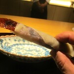 眞善美 - 北京ダック：こんがりとあめ色に焼かれた大きな北京ダックを シェフが目の前で手際よく 皮の旨み部分を極限まで薄く削いでいきます。 しっかりとした旨みと、コクのある甜麺醤の甘辛いお味に、葱と紅心大根のシャキシャキ感と合わせてサクサクとした食感が感じられ素晴らしい一品となっています。