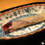 眞善美 - 北京ダック：こんがりとあめ色に焼かれた大きな北京ダックを シェフが目の前で手際よく 皮の旨み部分を極限まで薄く削いでいきます。 しっかりとした旨みと、コクのある甜麺醤の甘辛いお味に、葱と紅心大根のシャキシャキ感と合わせてサクサクとした食感が感じられ素晴らしい一品となっています。