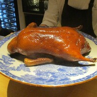 眞善美 - 北京ダック：こんがりとあめ色に焼かれた大きな北京ダックを シェフが目の前で手際よく 皮の旨み部分を極限まで薄く削いでいきます。 しっかりとした旨みと、コクのある甜麺醤の甘辛いお味に、葱と紅心大根のシャキシャキ感と合わせてサクサクとした食感が感じられ素晴らしい一品となっています。