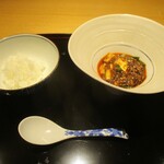 眞善美 - 四川風のコクと美味しい辛味が嬉しい 麻婆豆腐と白飯です。もちろん、麻婆豆腐を熱々のご飯にかけて 麻婆飯にしていただきました。