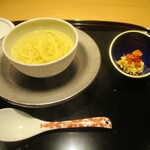 眞善美 - ラーメン：鶏胸肉と もも肉でとったダシの塩ラーメン。透き通ったやや黄色かかったスープは美しく、臭み無く、あっさりしているのに 味わい深いお味です。スープの中には麺のみで、ストレート麺がよく合っています。 みなさんスープを飲み干してみえました。 上海蟹のほぐし身と蟹味噌が小鉢で添えられていて、ラーメンに入れていただきました。