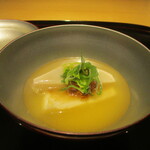 眞善美 - マナガツオのシャンタン餡かけ：下関のマナガツオを最小限に焼きを入れ、富田林の海老芋、九条葱を使い、干し貝柱、干しエビを揚げてニンニク、エシャロットを合わせてXO醬のような海鮮醤油にしたソースと シャンタン餡をかけていただきます。