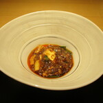 眞善美 - 四川風のコクと美味しい辛味が嬉しい 麻婆豆腐と白飯です。もちろん、麻婆豆腐を熱々のご飯にかけて 麻婆飯にしていただきました。