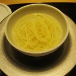 眞善美 - ラーメン：鶏胸肉と もも肉でとったダシの塩ラーメン。透き通ったやや黄色かかったスープは美しく、臭み無く、あっさりしているのに 味わい深いお味です。スープの中には麺のみで、ストレート麺がよく合っています。 みなさんスープを飲み干してみえました。 上海蟹のほぐし身と蟹味噌が小鉢で添えられていて、ラーメンに入れていただきました。