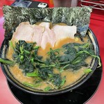 豚骨醤油ラーメン 王道家 柏店 - チャーシュー麺+ほうれん草