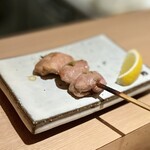 焼鳥 おみ乃 - あか
      中もも肉だそうです。この名前は初めてかもしれません。別名で食べたことあるかな...？かしわ（もも肉）よりも弾力があり、これまたジューシーで噛めば噛むほどに味わい深いです。柚子胡椒がまた合います！