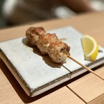 焼鳥　おみ乃 - つくね
      粗挽きのつくねを塩でいただきます。やっぱり名店で食べる粗挽きのつくねは絶品ですね〜！