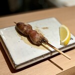 焼鳥 おみ乃 - 丸はつ
                                こちらのお店の名物の一つ。大ぶりだしジューシーだし、確かに普通のハツとも違ってハマります！美味しい！