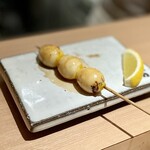 焼鳥 おみ乃 - 白玉
      うずらの玉子なのですが、標準のものよりちょっと大ぶりで、しかも白身が破裂して黄身が飛び出るかどうかの絶妙なタイミングで提供。アツアツでトロトロの黄身が美味しすぎます！