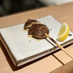 焼鳥 おみ乃 - しいたけ
      大きくはないですが、これまた旨味が凝縮されていて、醤油の加減もバッチリです。瑞々しさを残した焼き加減がお見事です！