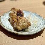 焼鳥 おみ乃 - 膝まわり
                                本日ラストの一品。どデカい！！弾力のあるお肉で、慎重に食べないと本当に肉汁が周囲に弾け飛びます。これを食べてから帰りたかったので、最高のタイミングでストップできました。