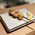 焼鳥 おみ乃 - 手羽中
      パツパツの身を噛んだ瞬間に口中に肉汁が弾け飛びます！アツアツでジューシー！