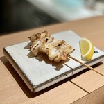 焼鳥 おみ乃 - やげん軟骨
      このへんから急にお肉の大きさがアップしてきた気がする...！肉付きの良い軟骨で、脂身とコリコリ食感の塩梅が最高に美味しいです。