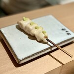 焼鳥 おみ乃 - さびやき
      こちらがこの日の1本目。半レアでホクホクかつジューシーさもしっかり残されていて、いきなり絶品！