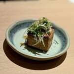 焼鳥 おみ乃 - 厚揚げ
      この厚揚げは史上最高に美味しくてビックリしました！
      周りのカリサク具合と内側のフカフカ感、そして絶妙な醤油の味付けが抜群です！