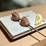 焼鳥 おみ乃 - 砂肝
      砂肝が1串に2つだけってのはなかなか珍しい。ゴロゴロっと食べごたえがあり、ジャリっとした食感と弾ける旨味が最高！
