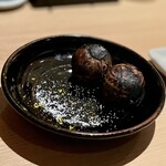 焼鳥　おみ乃 - 石川芋
      里芋の一種で、皮を剥いて柚子塩を付けていただきます。
      ねっとりした食感の里芋に、爽やかな酸味のある塩加減が絶妙にマッチして美味しいです！