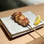 焼鳥 おみ乃 - かしわ
      もも肉です。ここまでに出てきた、パリっとパツパツなお肉たちとはうって変わって、柔らか〜い肉質。安定の美味しさです！