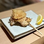 焼鳥　おみ乃 - 手羽先
      大ぶりで脂が乗っていて食べごたえ抜群！テンションの上がる逸品です！