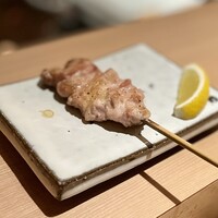 焼鳥 おみ乃 - せせり
                    好物です。終盤に脂多めな部位は胃にきますが、それでもペロリと食べられちゃいます。ジューシーさNo.1で絶品です！