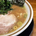横浜家系ラーメン 三郷家 - コクのある豚骨スープ。