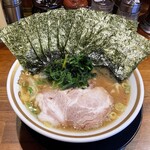 横浜家系ラーメン 三郷家 - ラーメン800円硬め濃いめ。海苔増し100円。