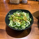 横浜家系ラーメン 三郷家 - 薬味ネギ80円。しっかり辛みがありました。
