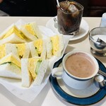 喫茶＆軽食 ラック - 先ずは《たまごサンド》を二人で食べます