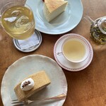 茶菓小 - コーヒーロールとハーブティー
            お友達はチーズケーキ