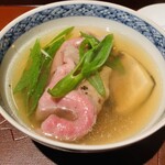 馳走 啐啄一十  - 【写真⑰】高森和牛のサーロイン(山口県岩国市周東、沼本カット)、椎茸、真昆布と4種(いりこ、鰹節、鯖節、あご節)の節の出汁しゃぶ