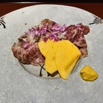 馳走 啐啄一十  - 【写真⑭】高森和牛(山口県岩国市周東、沼本カット)腿肉の生ハム、柿、和芥子