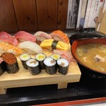 Sushi Motoyama - 10貫のランチにぎり(税込1,800円)。あら汁が付きます。