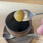 八ヶ岳 えさき - コーヒーの中で溶かす