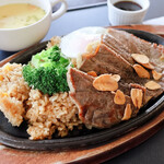 Kotohira Kantorikurabu - 薄めのステーキと目玉焼きが添えられていました。