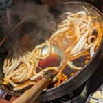 新橋シャモロック酒場 - すき焼き鍋の〆は、うどん