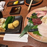 Shimbashi Shamo Rokku Sakaba - 青森県小田桐牧場馬刺し3種盛り・前菜3種盛り