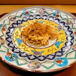 美会 - からすみのパッタイ。
      からすみの塩気、桜えびの風味、甘いのたまごの掛け合わせが美味しすぎます！！